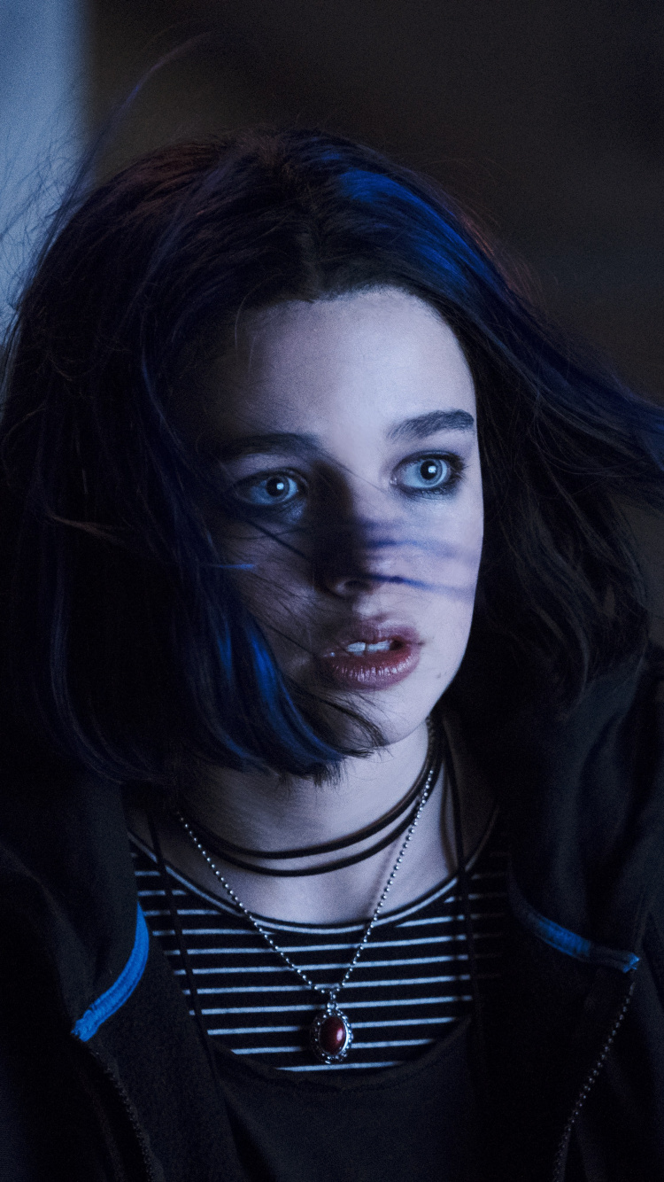 Femme en Blazer Noir Avec Chemise Rayée Noir et Blanc. Wallpaper in 750x1334 Resolution