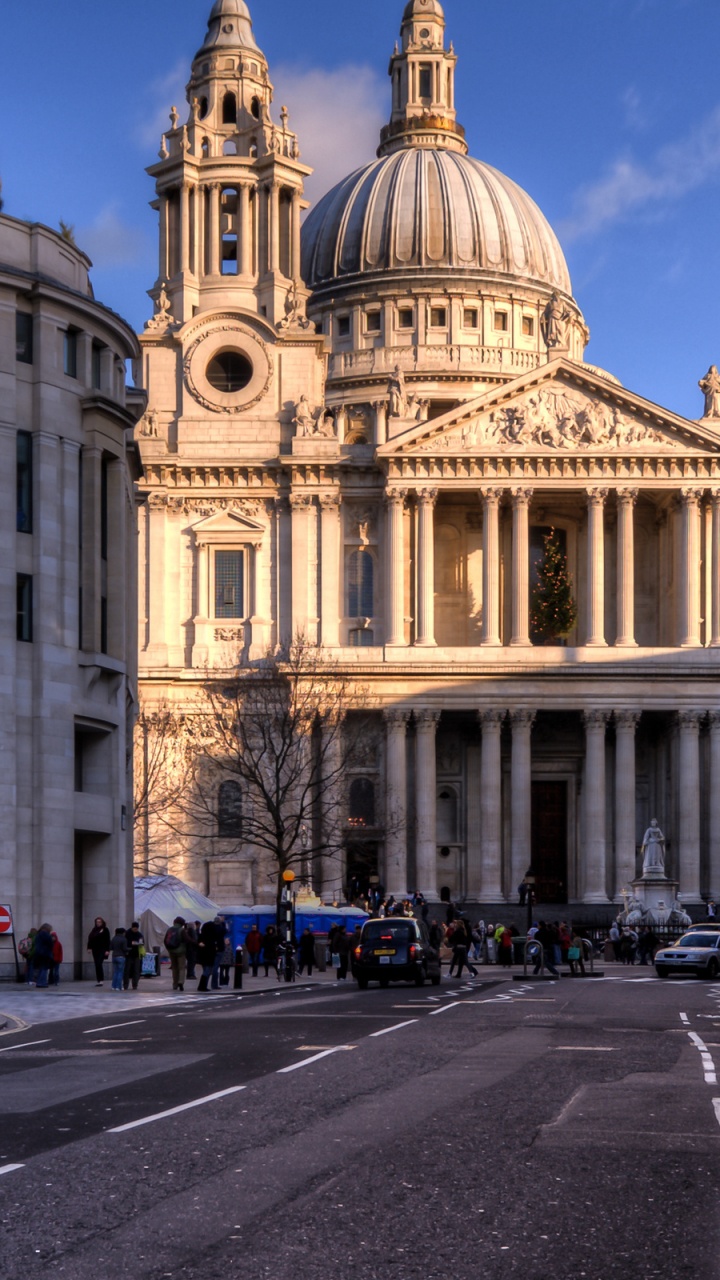 Voitures Garées Sur la Route Près D'un Bâtiment en Béton Beige Pendant la Journée. Wallpaper in 720x1280 Resolution