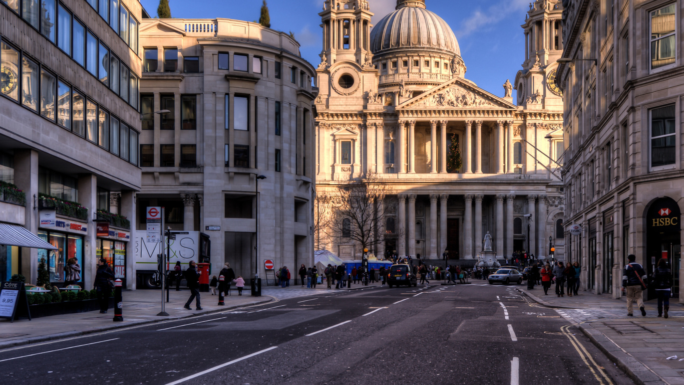 Automóviles Estacionados en la Carretera Cerca Del Edificio de Hormigón Beige Durante el Día. Wallpaper in 1366x768 Resolution