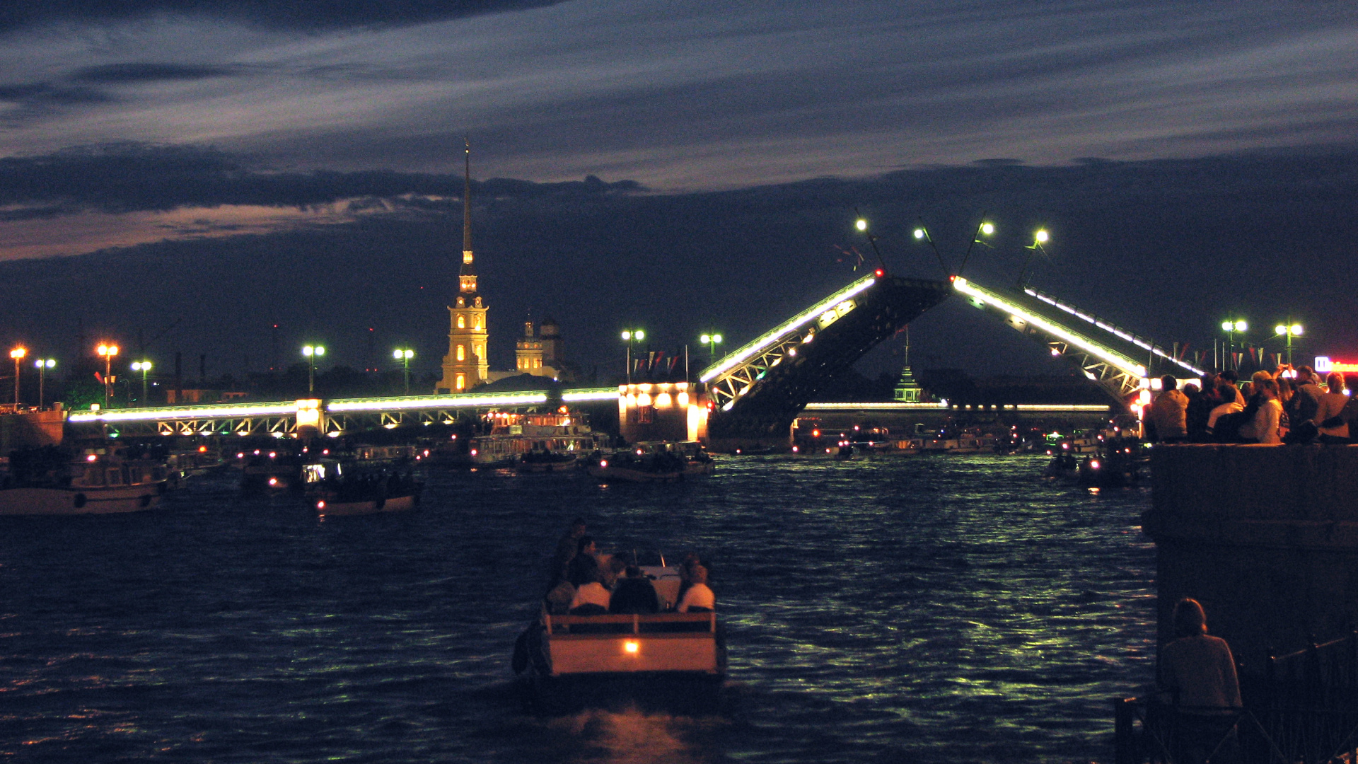 Personnes Montant Sur un Bateau Sur L'eau Pendant la Nuit. Wallpaper in 1920x1080 Resolution
