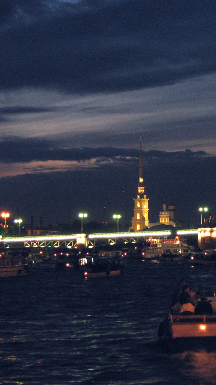 Personnes Montant Sur un Bateau Sur L'eau Pendant la Nuit. Wallpaper in 720x1280 Resolution