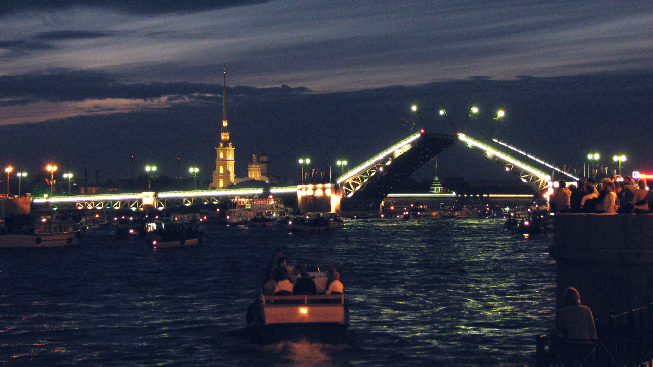 Leute, Die Nachts Auf Dem Boot Auf Dem Wasser Fahren. Wallpaper in 1280x720 Resolution