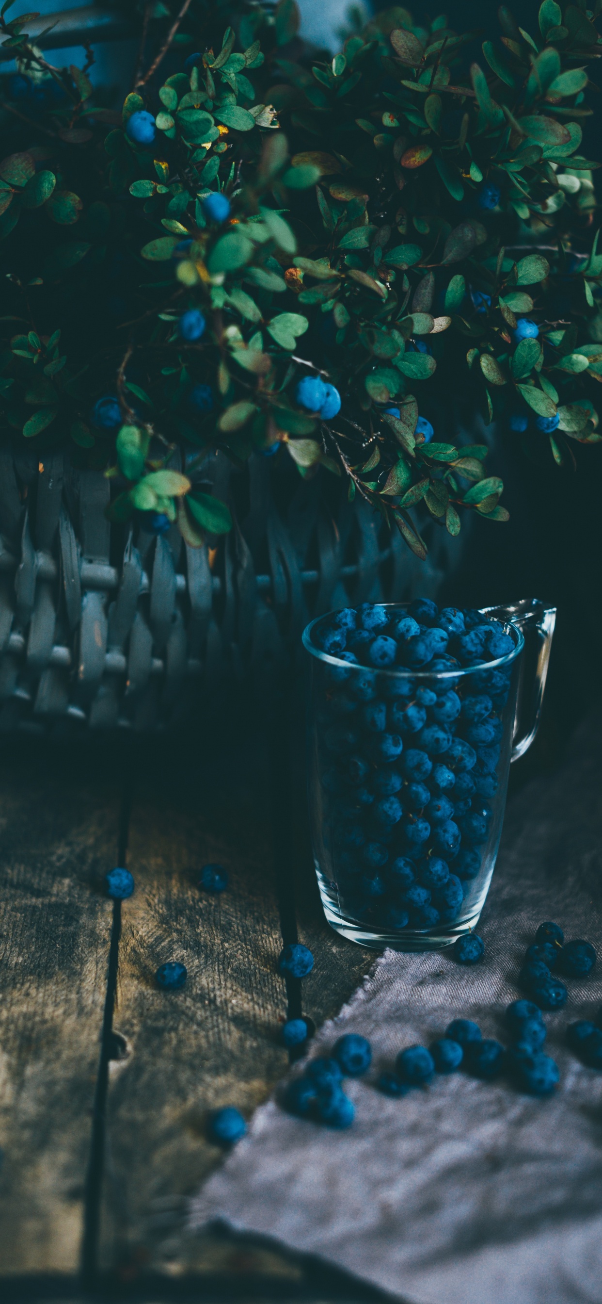 Vaso Transparente en la Mesa de Madera Marrón. Wallpaper in 1242x2688 Resolution