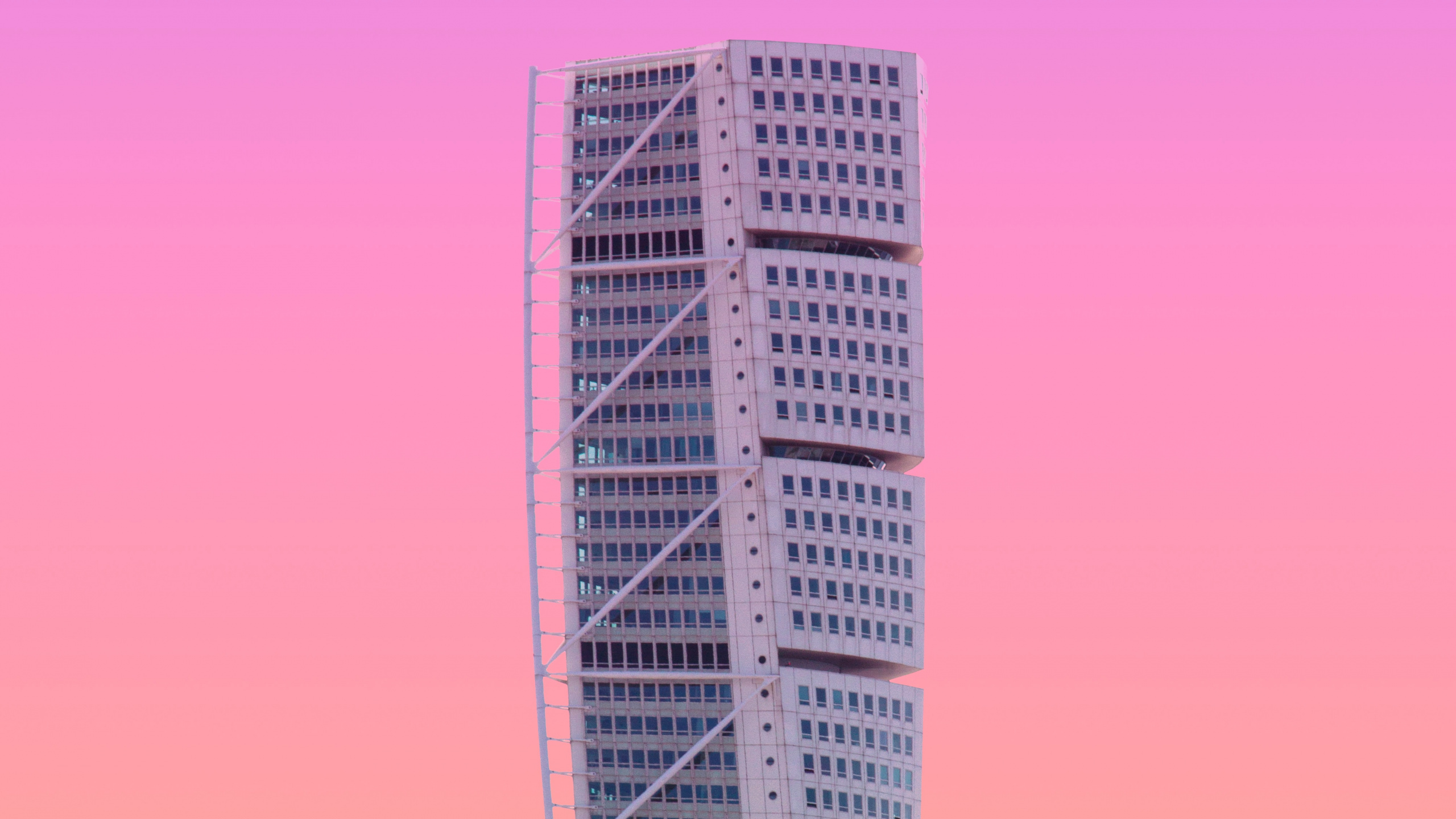 Torre de Metal Gris Bajo un Cielo Azul. Wallpaper in 2560x1440 Resolution