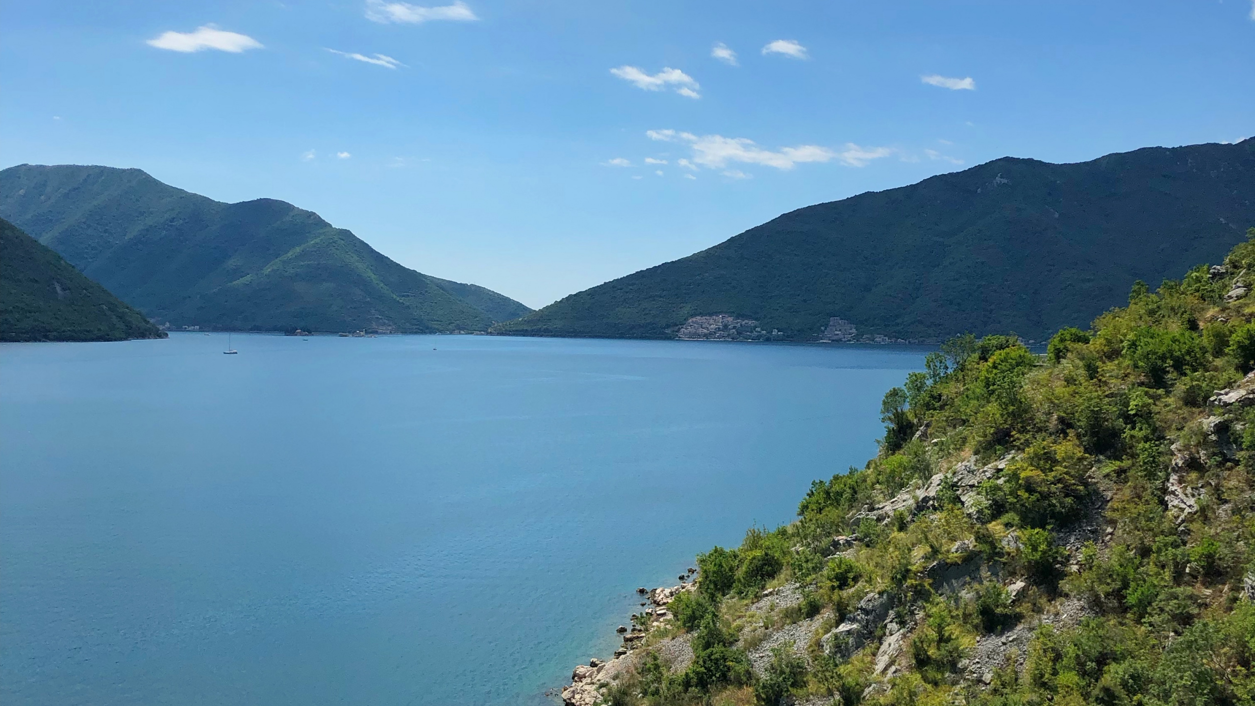 Body of Water, Nature, Blue, Mountainous Landforms, Water Resources. Wallpaper in 2560x1440 Resolution