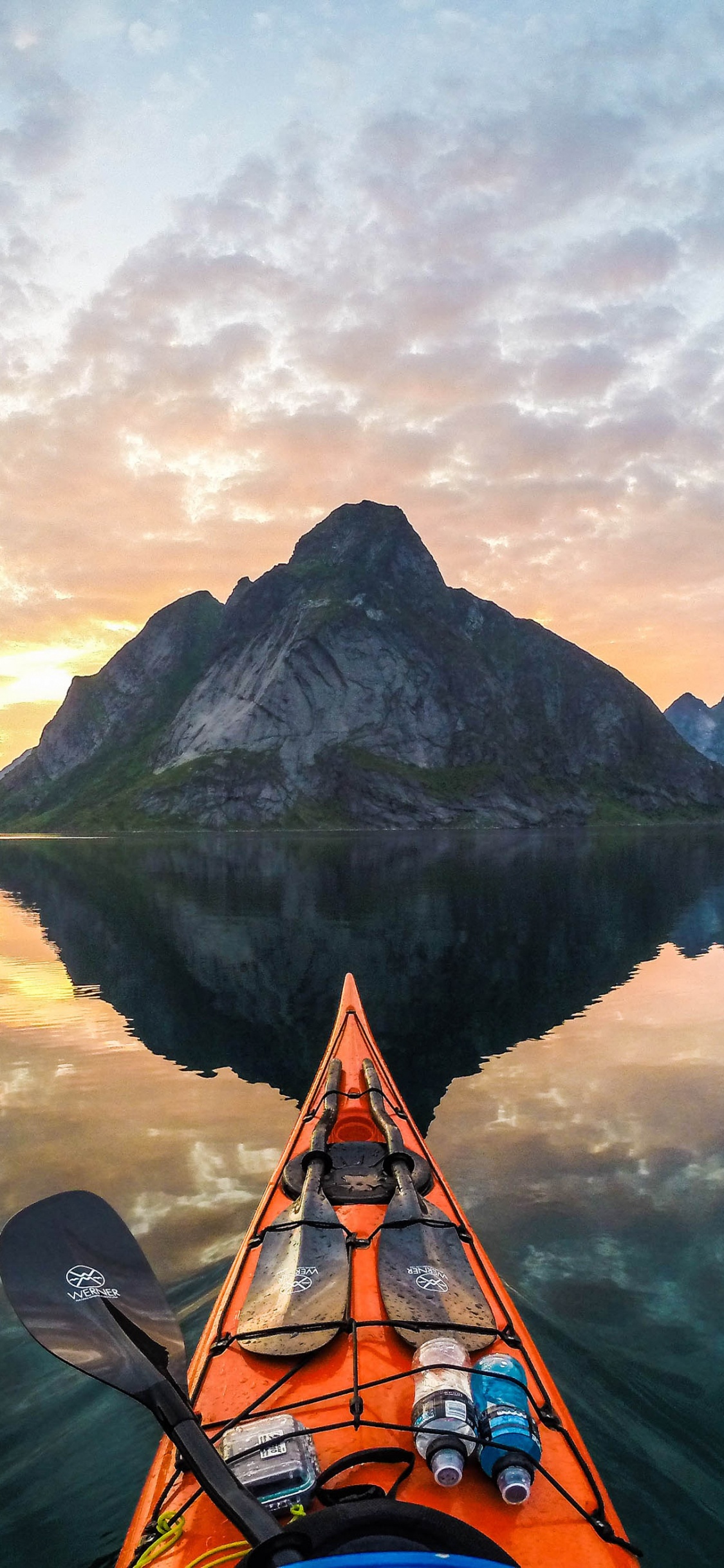 Kayak Naranja en el Lago Cerca de la Montaña Bajo Nubes Blancas Durante el Día. Wallpaper in 1125x2436 Resolution