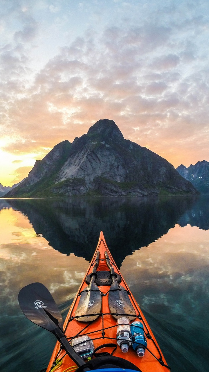 Kayak Orange Sur le Lac Près de la Montagne Sous Des Nuages Blancs Pendant la Journée. Wallpaper in 720x1280 Resolution