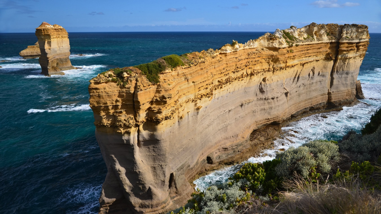 Brown Rock Formation Near Body of Water During Daytime. Wallpaper in 1280x720 Resolution