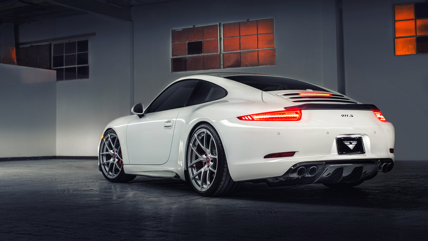 Weißer Porsche 911 in Garage Geparkt. Wallpaper in 1366x768 Resolution