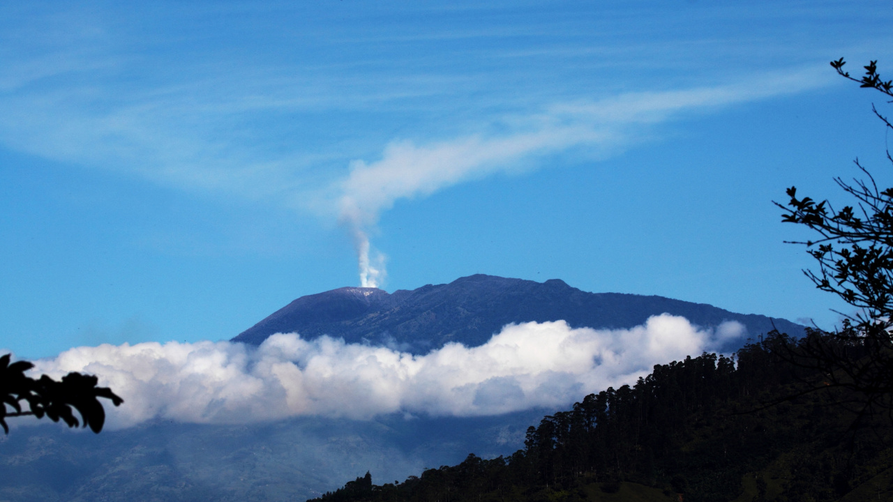 Green Mountain Under Blue Sky During Daytime. Wallpaper in 1280x720 Resolution