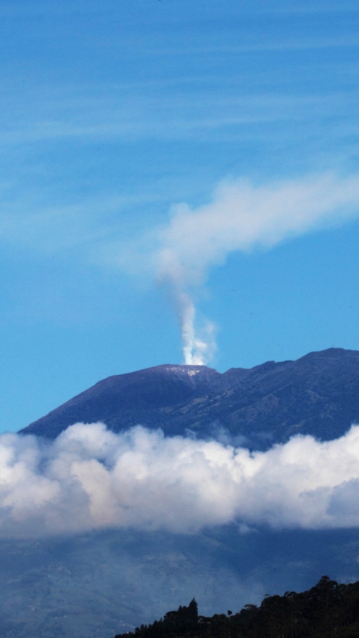 Tagsüber Grüner Berg Unter Blauem Himmel. Wallpaper in 720x1280 Resolution
