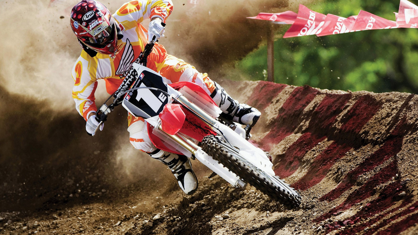 Hombre en Traje de Motocross Rojo y Blanco Montando Motocross Dirt Bike. Wallpaper in 1366x768 Resolution