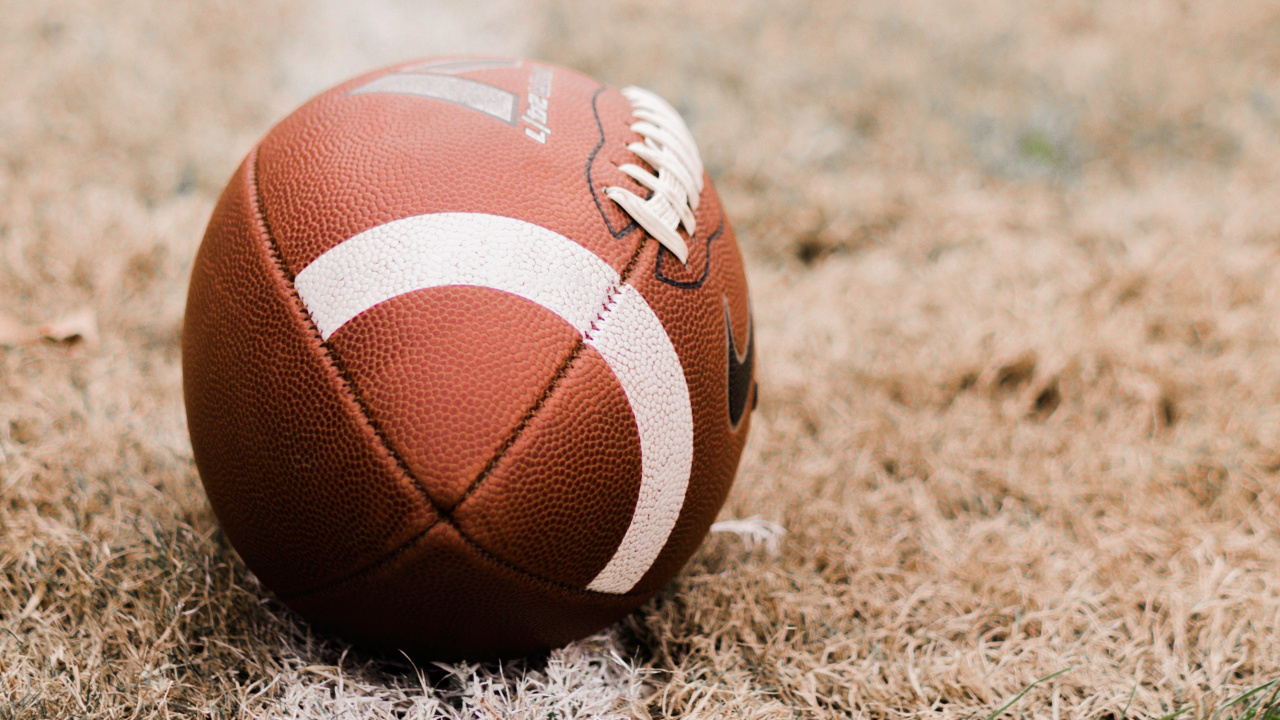 Brown Basketball on Brown Field During Daytime. Wallpaper in 1280x720 Resolution