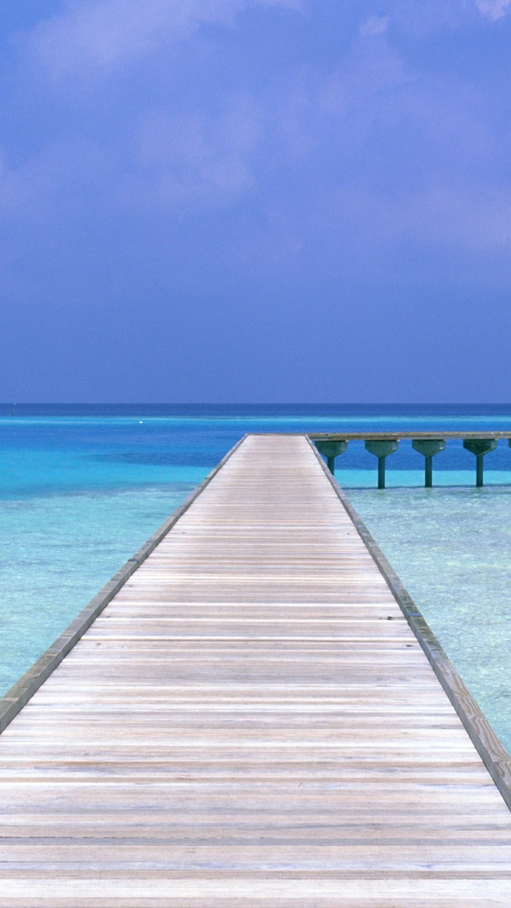 Quai en Bois Brun Sur la Mer Bleue Sous le Ciel Bleu Pendant la Journée. Wallpaper in 720x1280 Resolution
