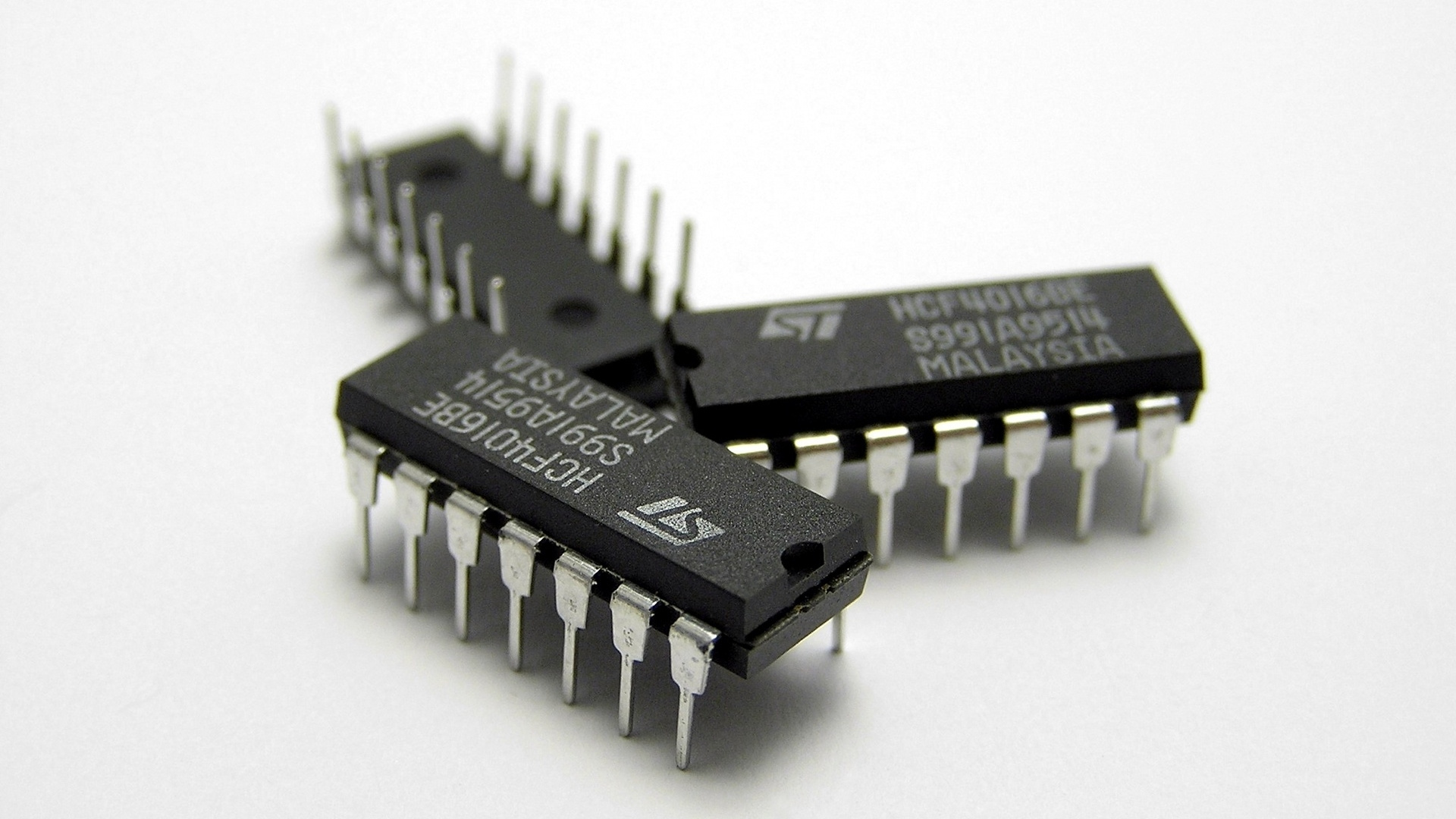 Cable Usb Negro Sobre Superficie Blanca. Wallpaper in 1920x1080 Resolution