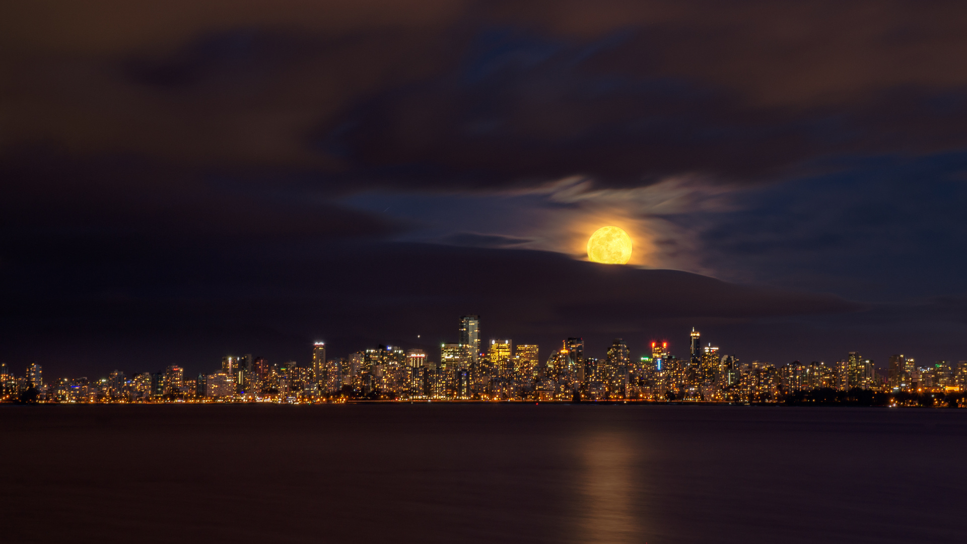 Horizonte de la Ciudad Durante la Noche. Wallpaper in 1920x1080 Resolution