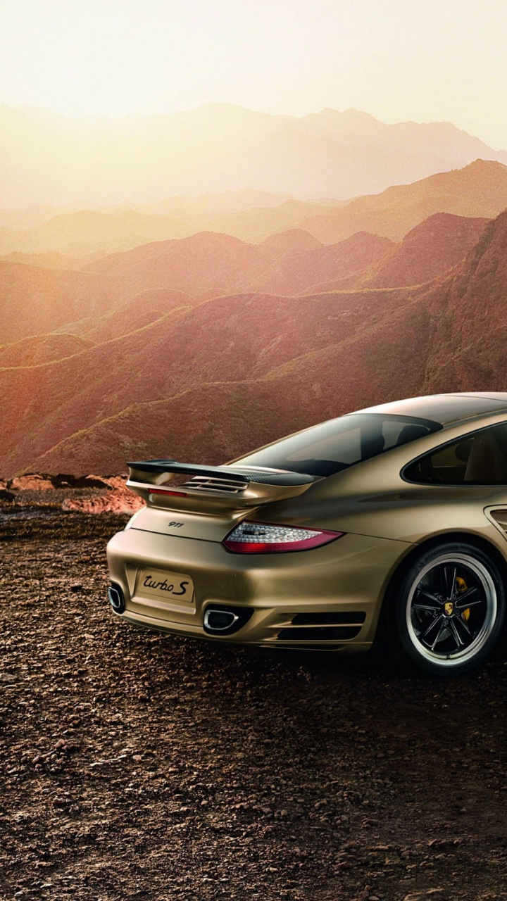 Graues Mercedes Benz Coupe, Das Tagsüber Neben Brauner Betonwand Geparkt Ist. Wallpaper in 720x1280 Resolution