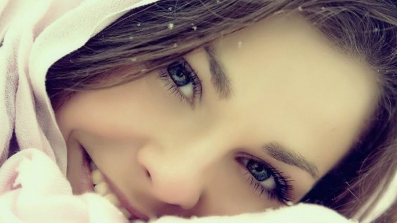 Sourcil, Beauté, Nez, Front, Joue. Wallpaper in 1366x768 Resolution