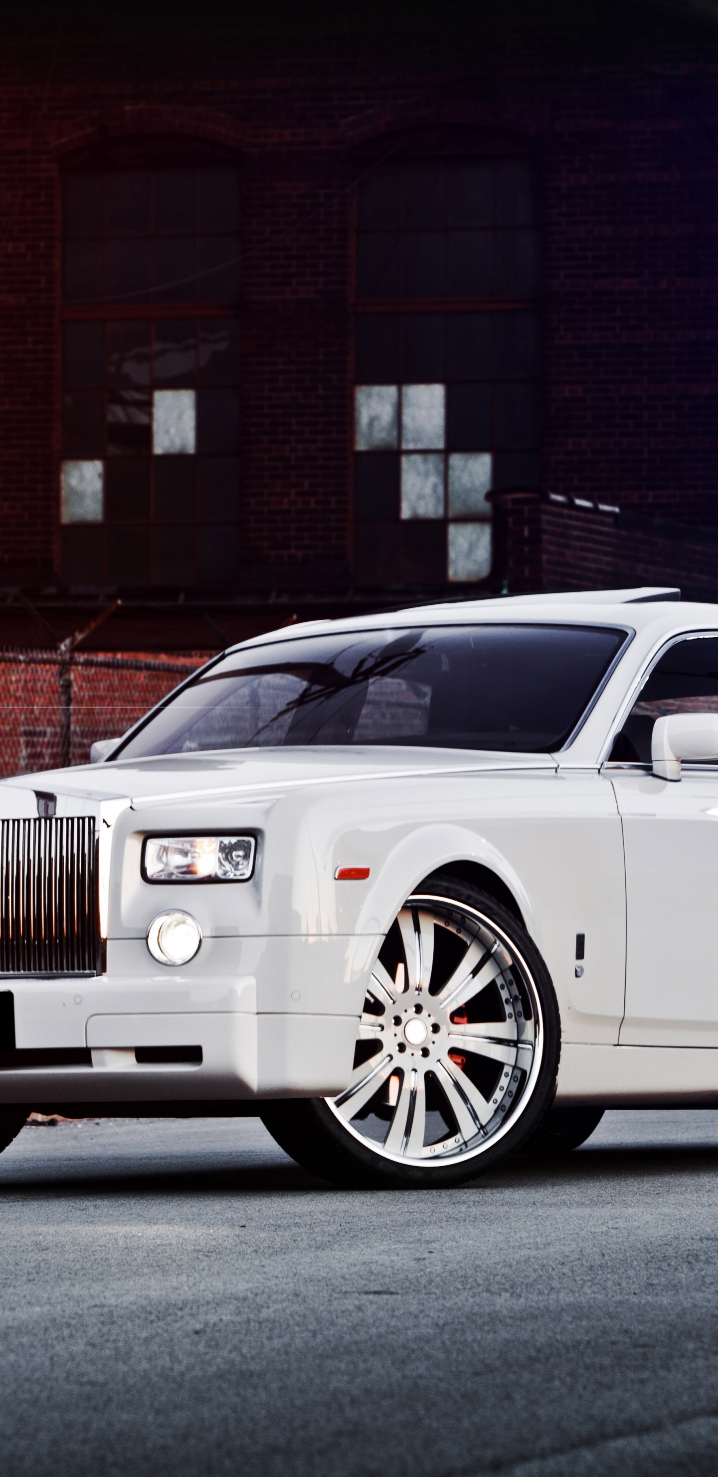 Suv Blanc Garé à Côté D'un Bâtiment en Briques Brunes. Wallpaper in 1440x2960 Resolution