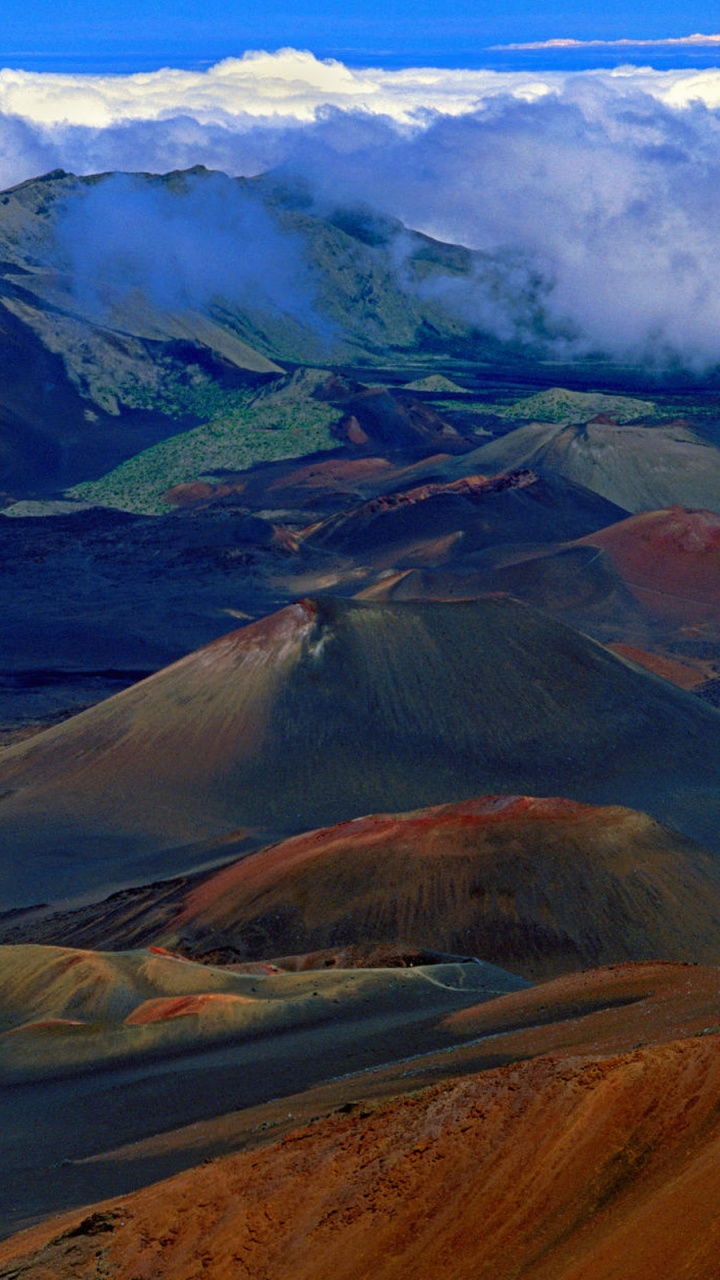 Braun-weißer Berg Unter Weißen Wolken Tagsüber. Wallpaper in 720x1280 Resolution