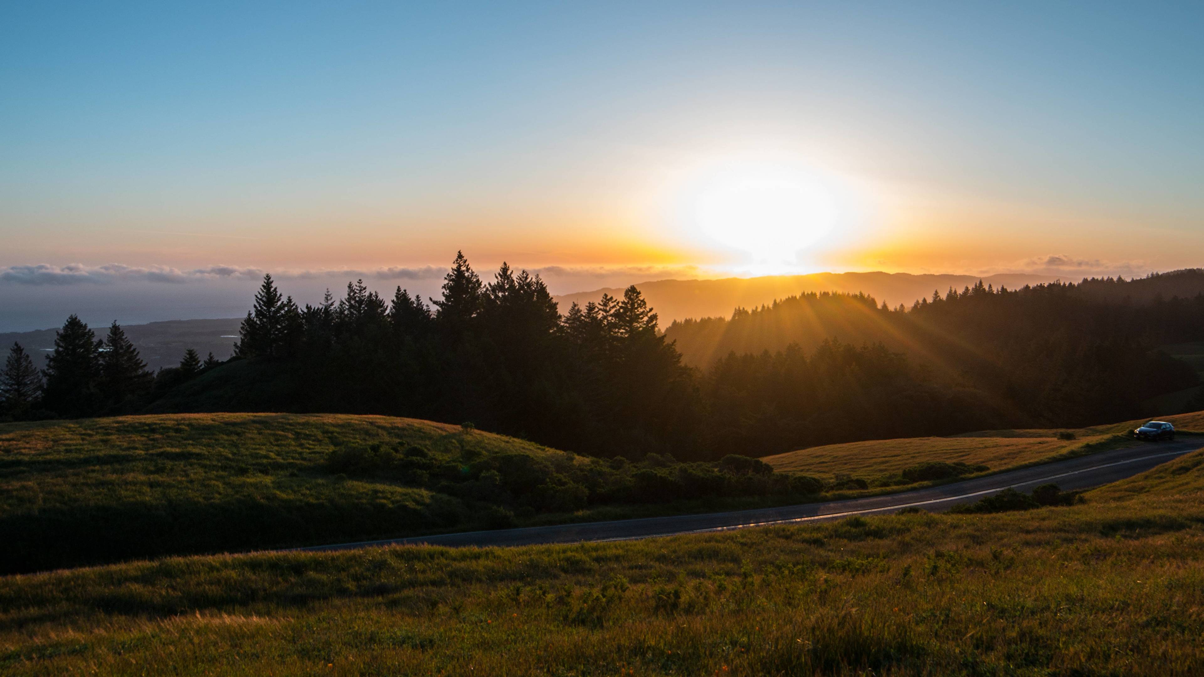 Champ D'herbe Verte Pendant le Coucher du Soleil. Wallpaper in 3840x2160 Resolution