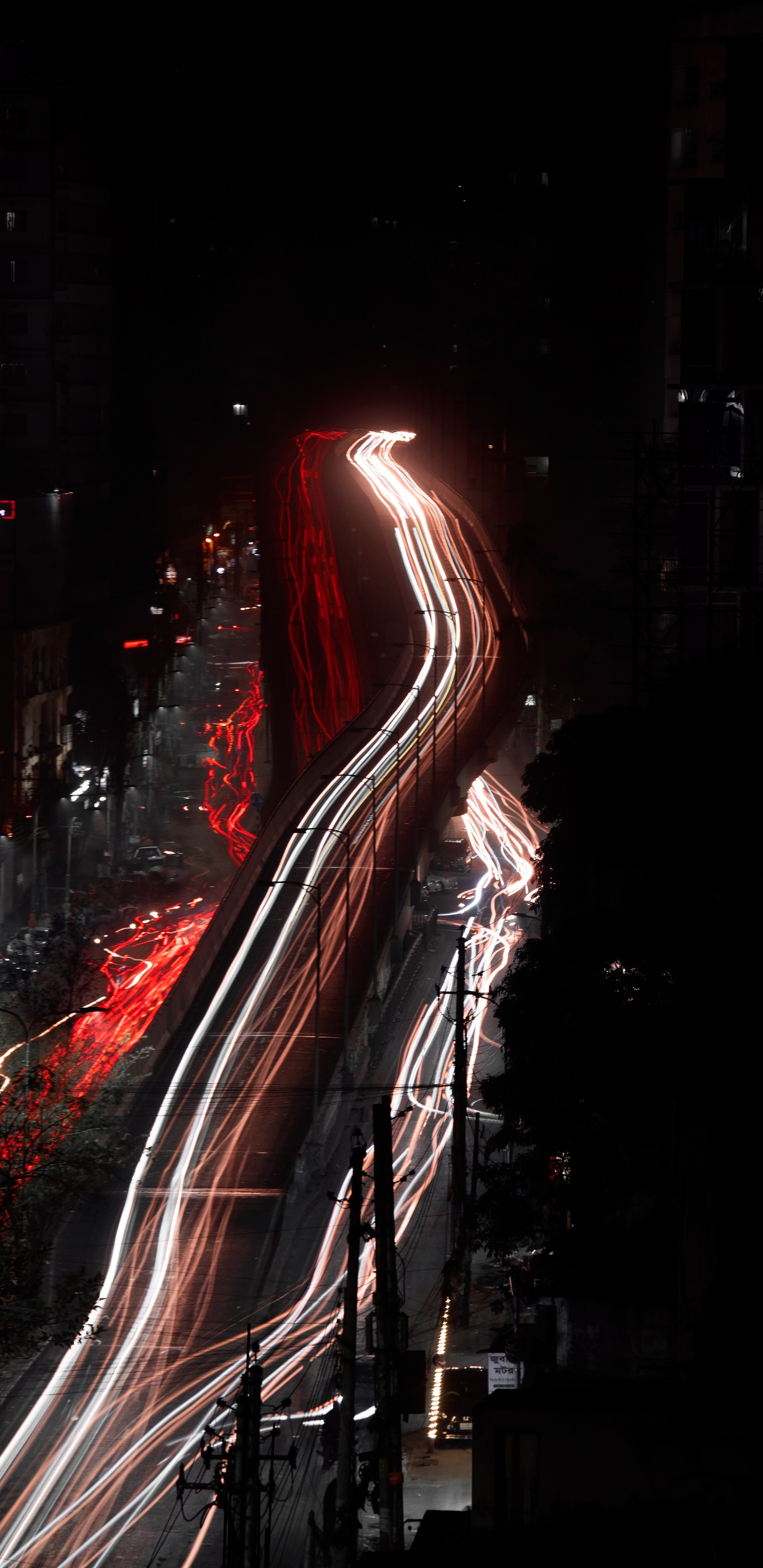 Zeitrafferaufnahmen Von Autos Auf Der Straße Während Der Nachtzeit. Wallpaper in 1440x2960 Resolution