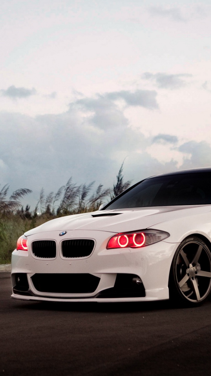 Bmw m 3 Blanco en la Carretera Durante el Día. Wallpaper in 720x1280 Resolution
