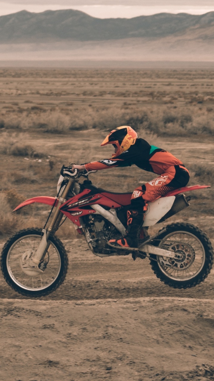 Hombre de Chaqueta Roja Montando Motocross Dirt Bike en Campo Marrón Durante el Día. Wallpaper in 720x1280 Resolution