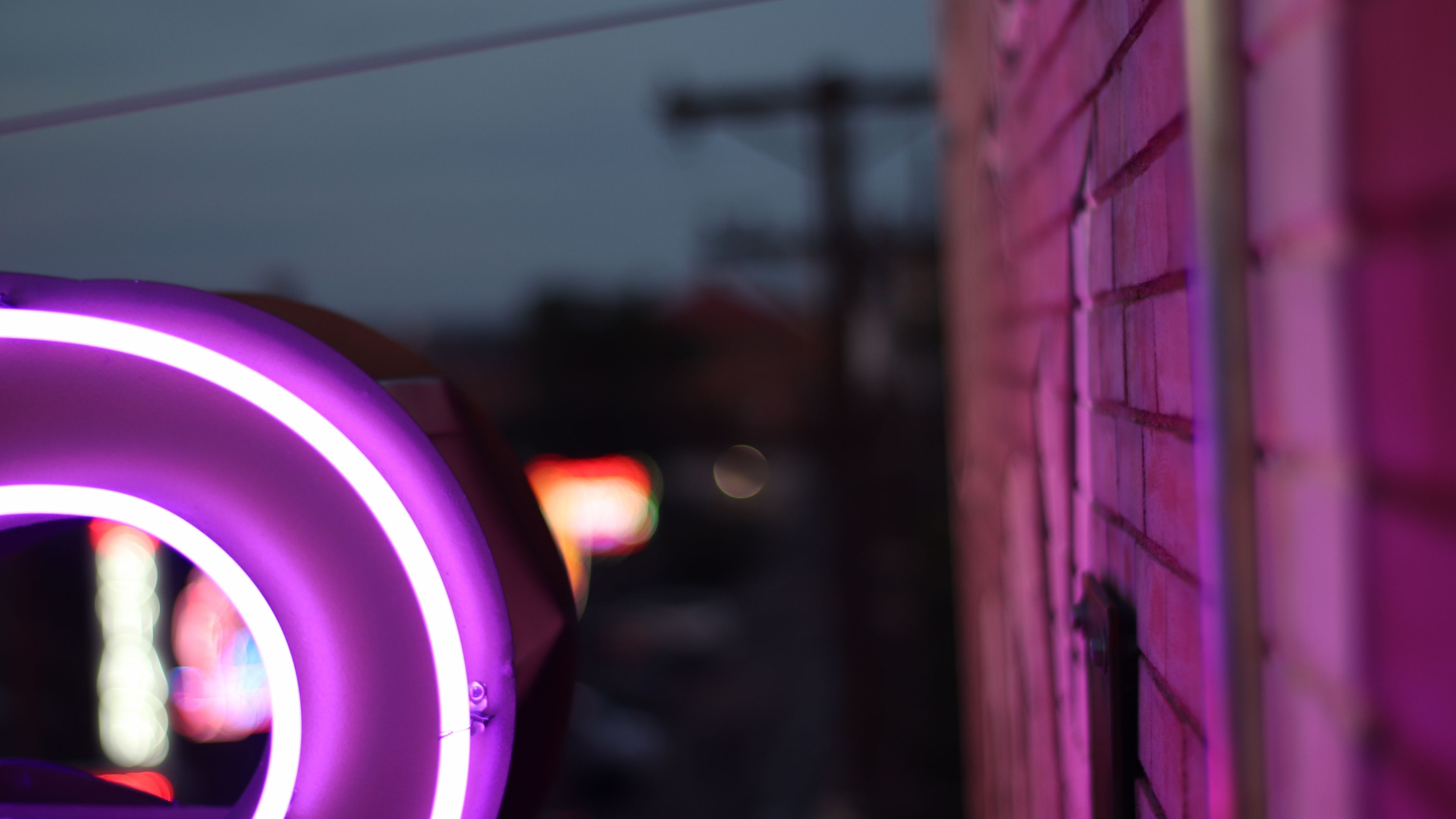 Purple Light on Brown Brick Wall During Night Time. Wallpaper in 3840x2160 Resolution