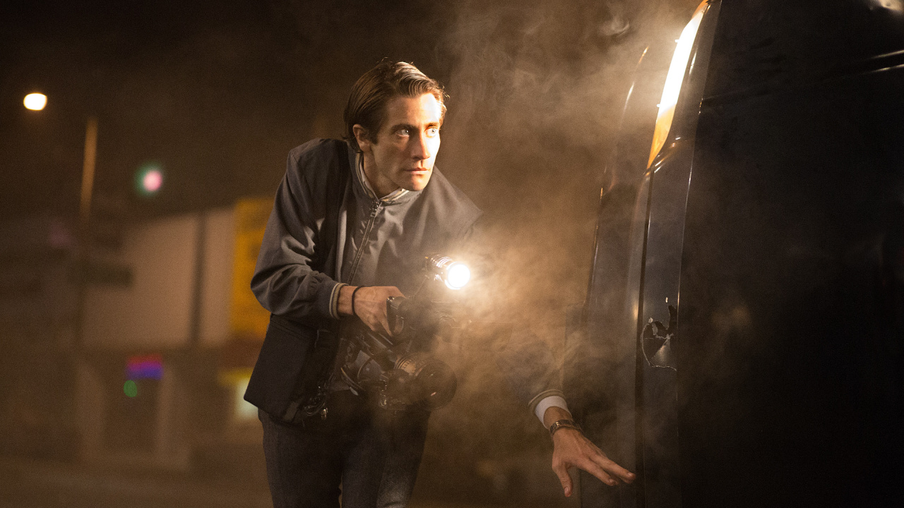 Mann in Schwarzer Lederjacke Mit Licht. Wallpaper in 1280x720 Resolution