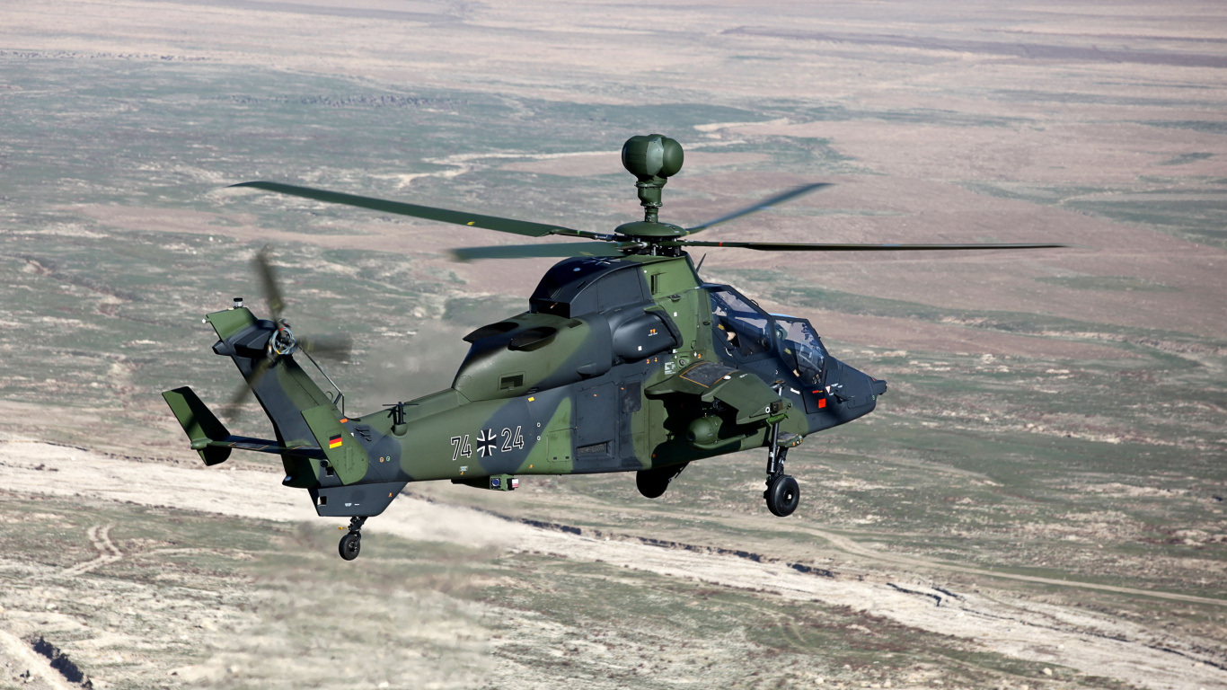 Grüner Und Schwarzer Hubschrauber, Der Tagsüber Über Die Grüne Wiese Fliegt. Wallpaper in 1366x768 Resolution