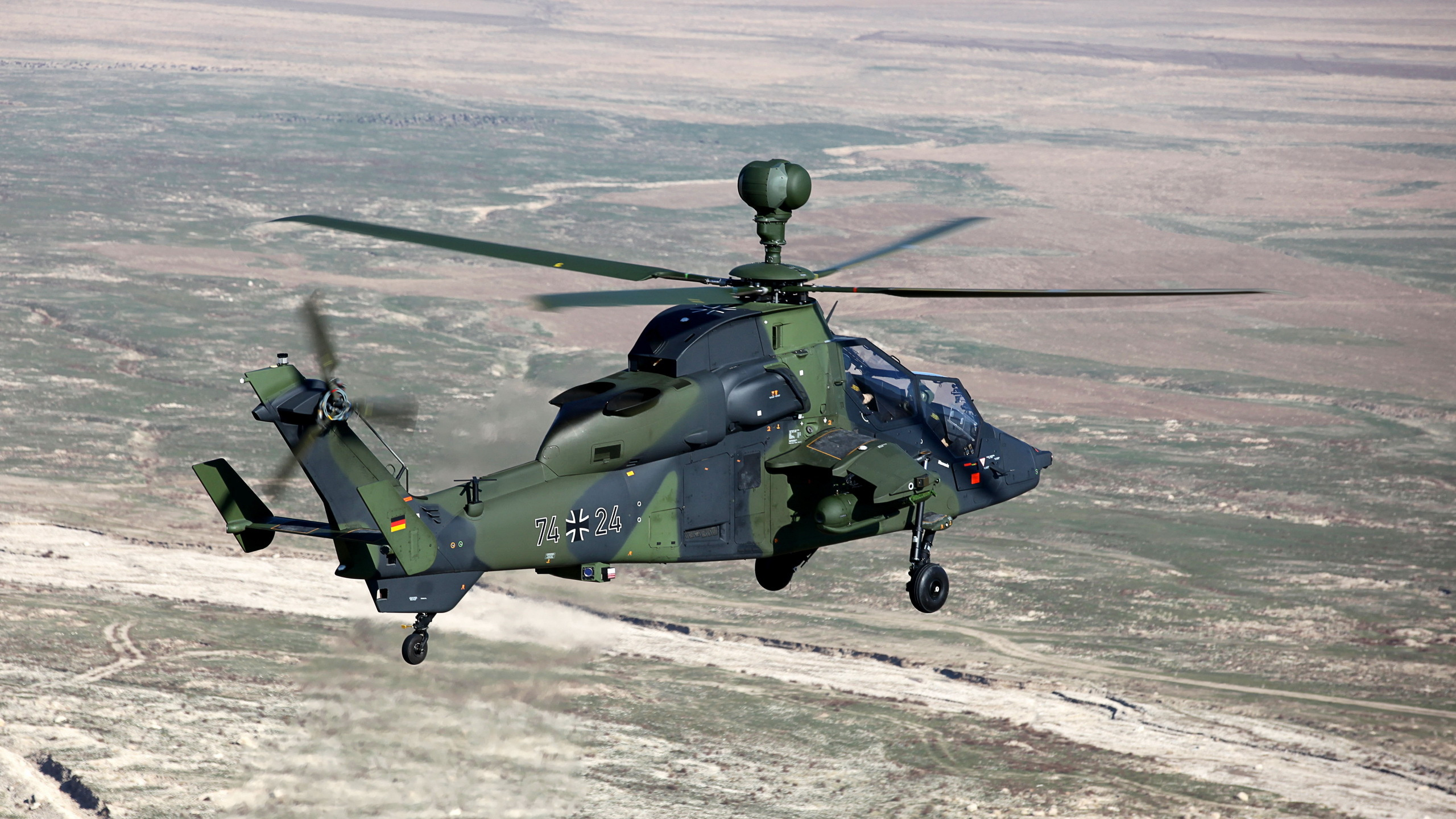 Grüner Und Schwarzer Hubschrauber, Der Tagsüber Über Die Grüne Wiese Fliegt. Wallpaper in 2560x1440 Resolution