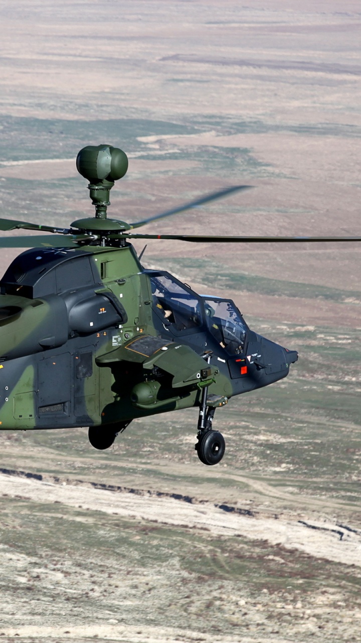 Grüner Und Schwarzer Hubschrauber, Der Tagsüber Über Die Grüne Wiese Fliegt. Wallpaper in 720x1280 Resolution