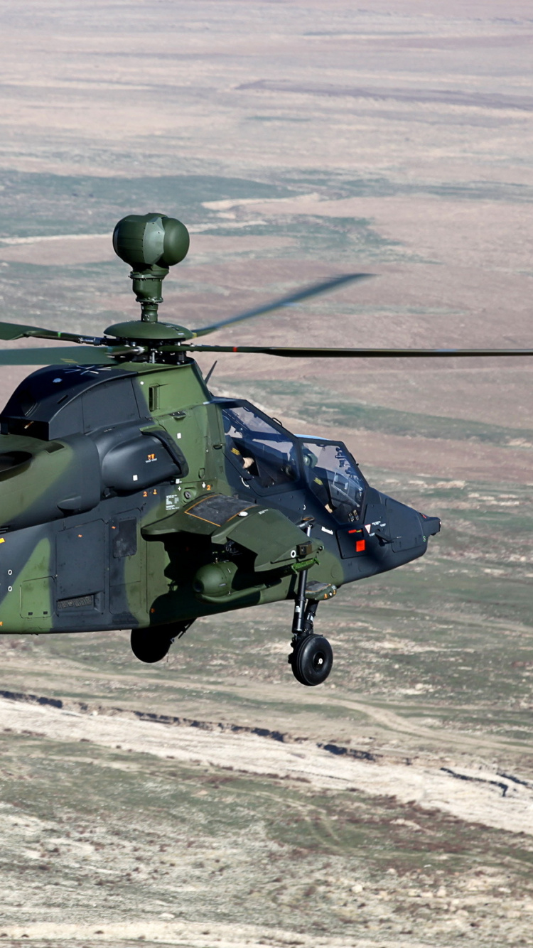 Grüner Und Schwarzer Hubschrauber, Der Tagsüber Über Die Grüne Wiese Fliegt. Wallpaper in 750x1334 Resolution