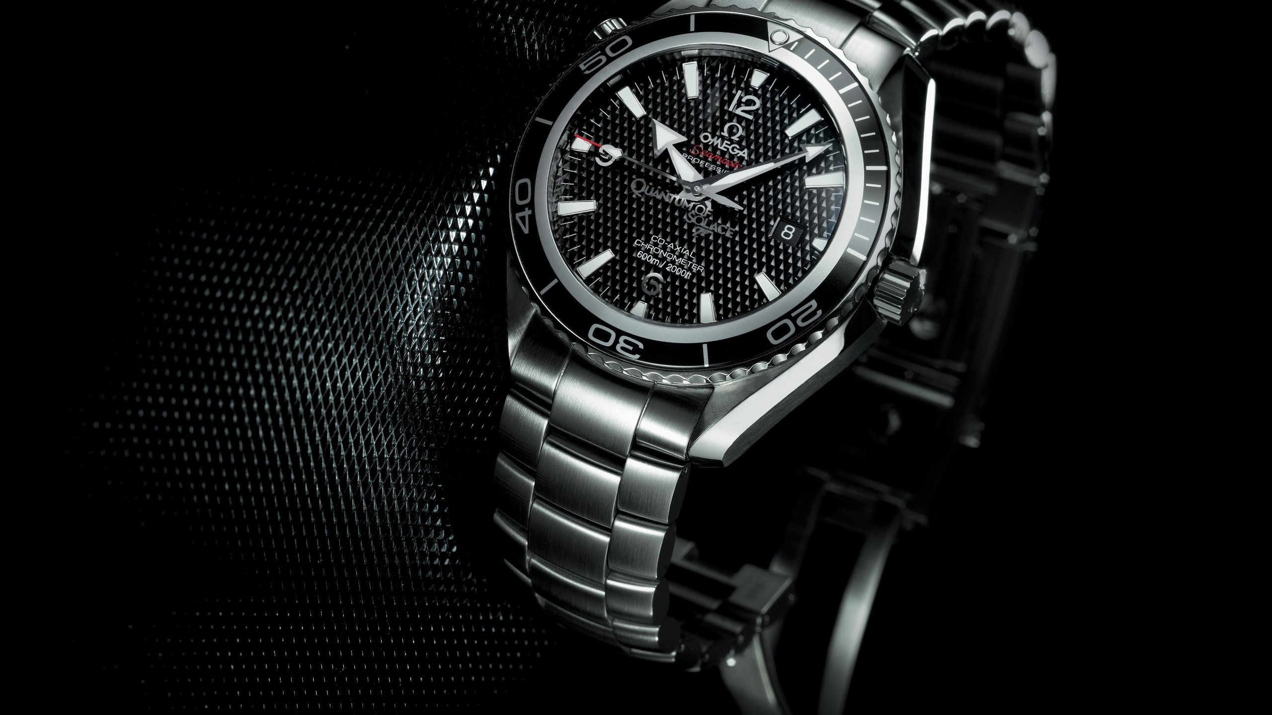 Silver and Black Round Analog Watch. Wallpaper in 2560x1440 Resolution