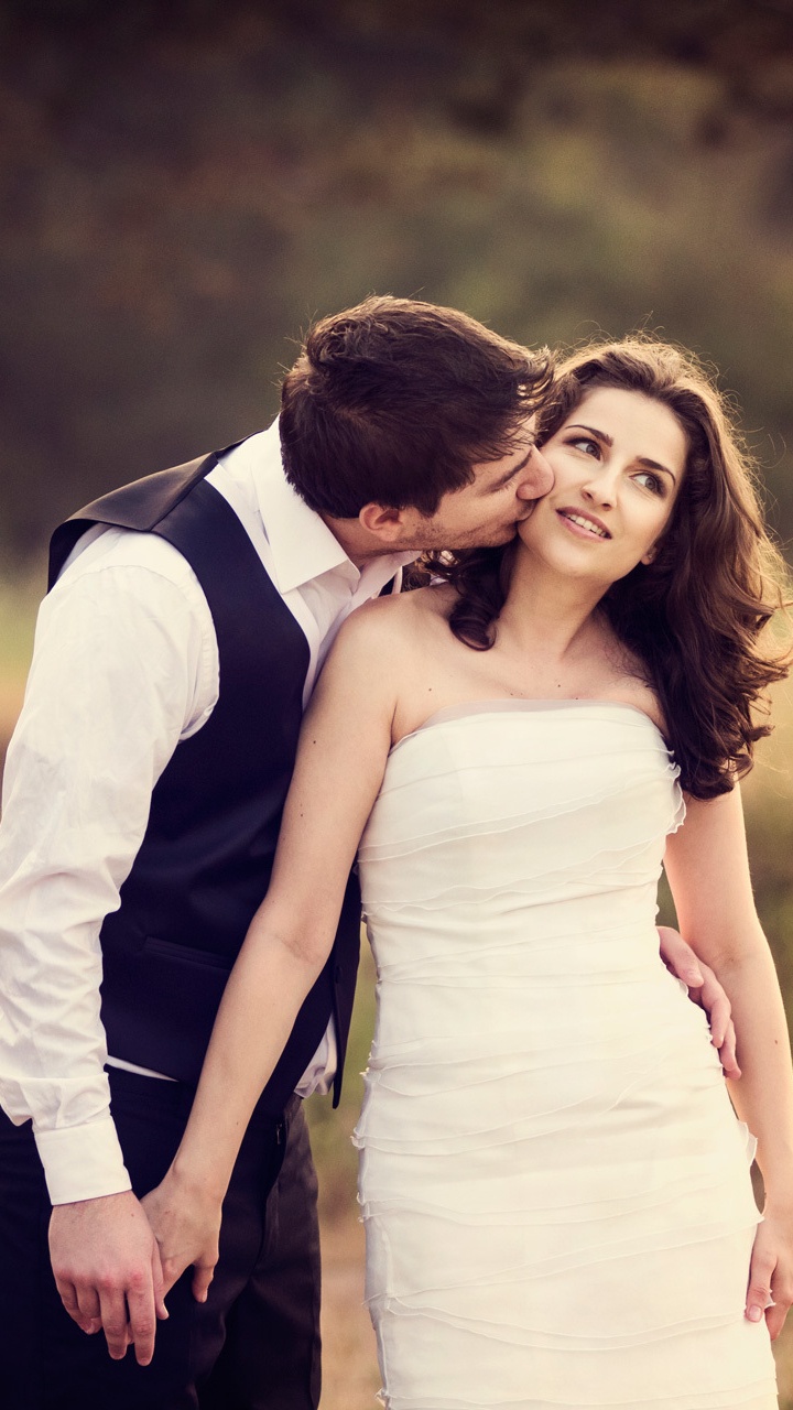 Romanticismo, Beso, Pareja, Vestido de Novia, Vestido. Wallpaper in 720x1280 Resolution