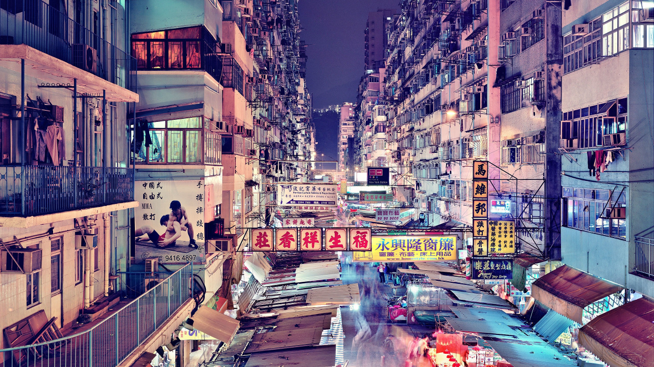 Personnes Marchant Dans la Rue Pendant la Nuit. Wallpaper in 1280x720 Resolution