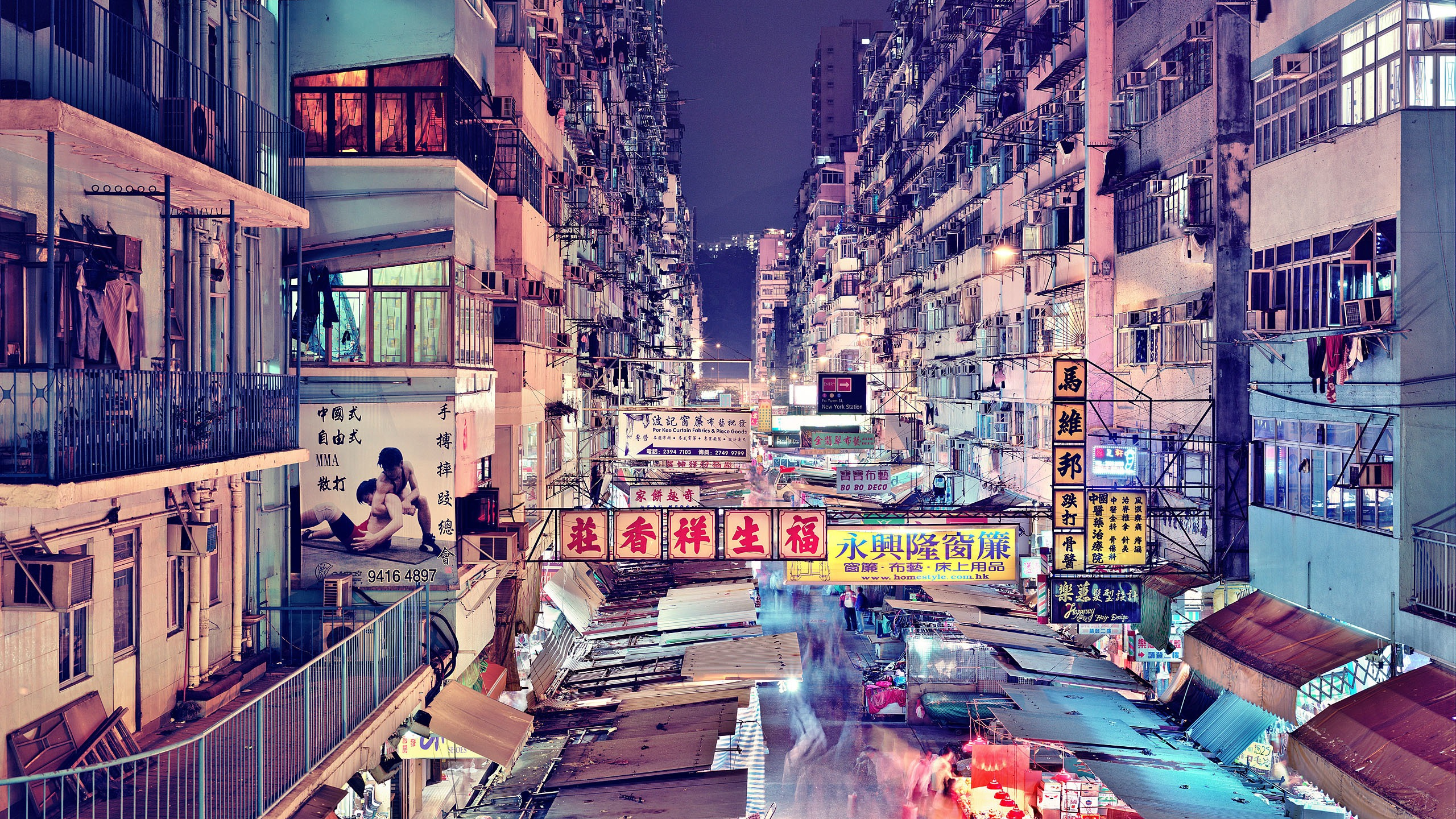 Personnes Marchant Dans la Rue Pendant la Nuit. Wallpaper in 2560x1440 Resolution