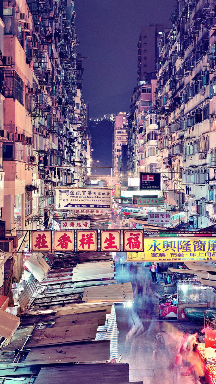 Personnes Marchant Dans la Rue Pendant la Nuit. Wallpaper in 750x1334 Resolution