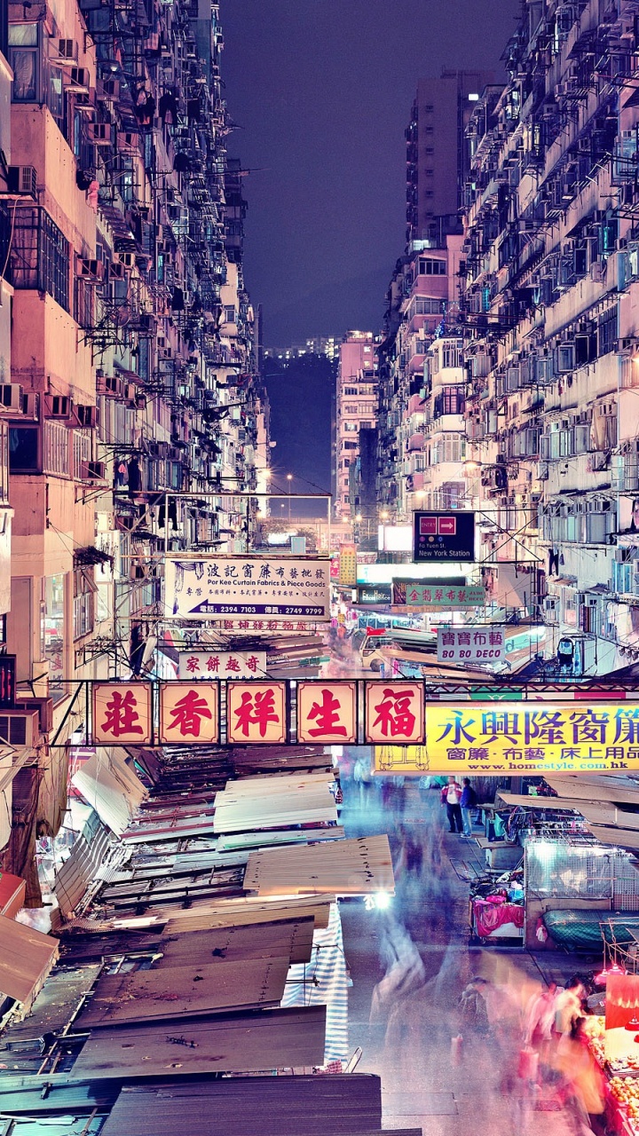 Leute, Die Nachts Auf Der Straße Gehen. Wallpaper in 720x1280 Resolution