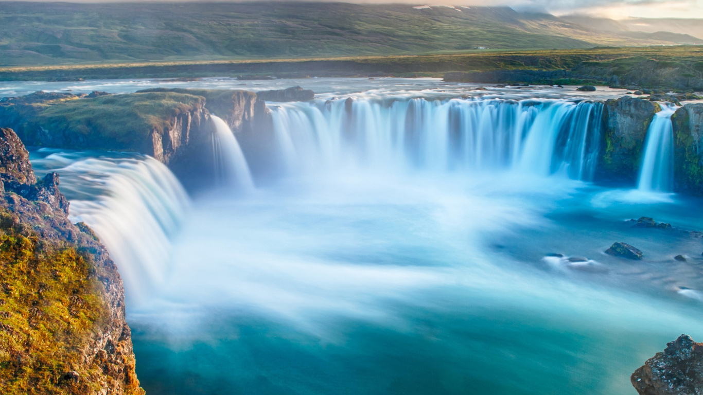 el Agua Cae Sobre la Roca Marrón. Wallpaper in 1366x768 Resolution