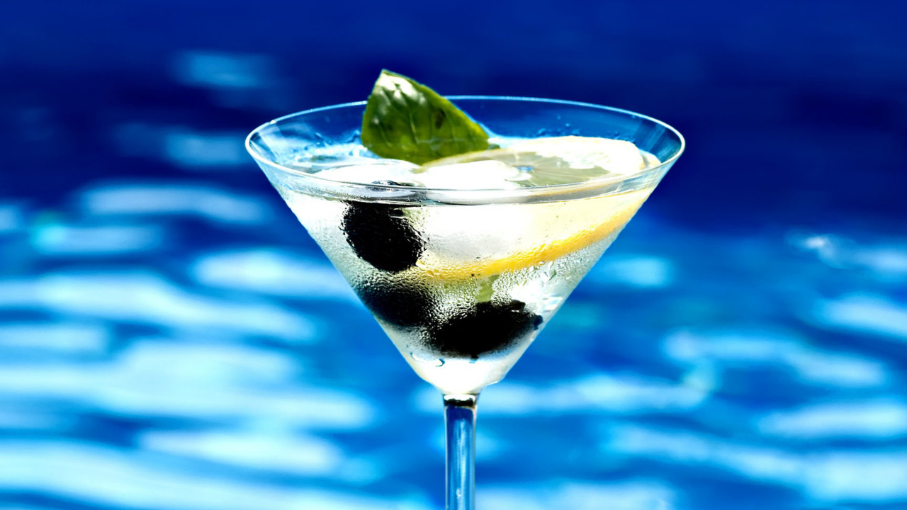 Clear Cocktail Glass With Sliced Lemon and Black Liquid. Wallpaper in 1280x720 Resolution