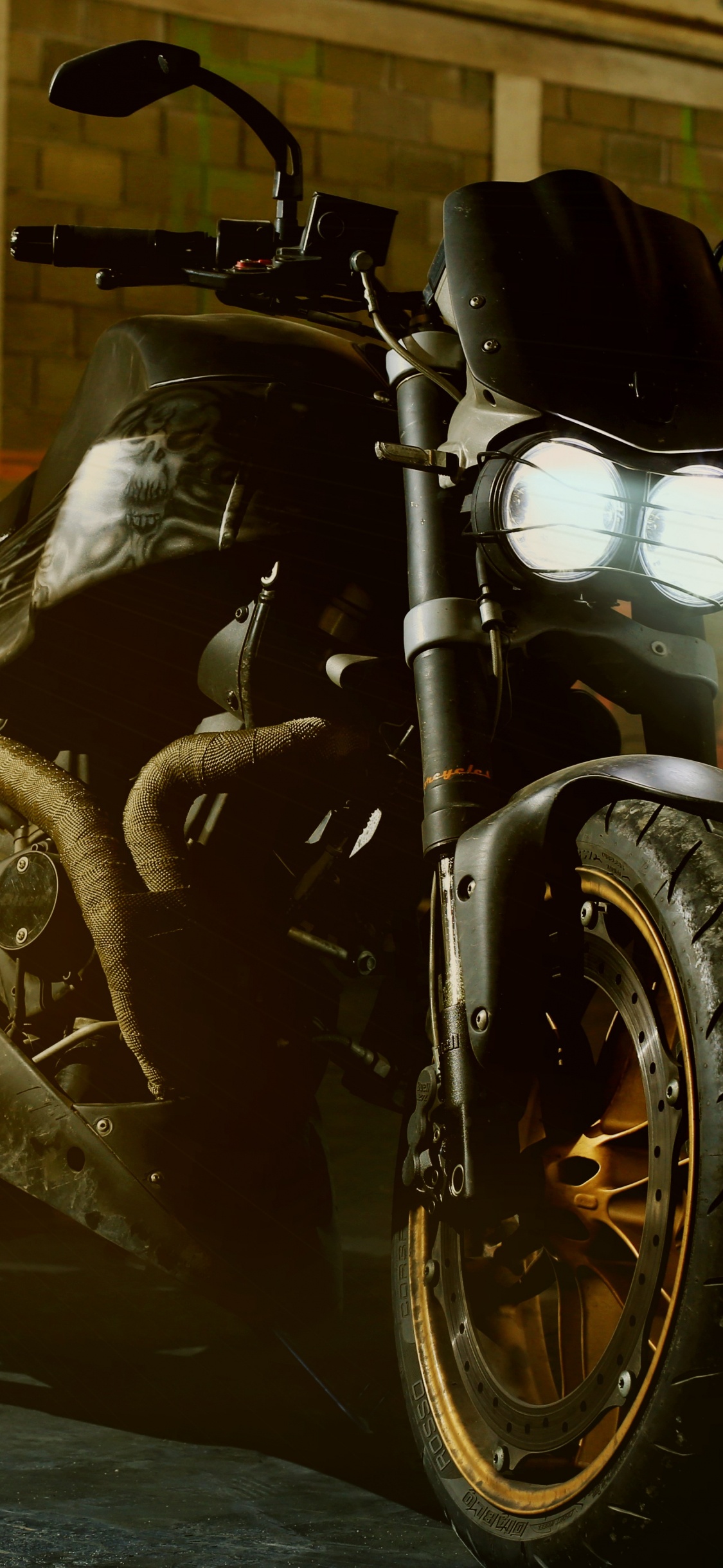 Moto Noire et Argentée Garée à Côté D'un Mur de Briques Brunes. Wallpaper in 1125x2436 Resolution