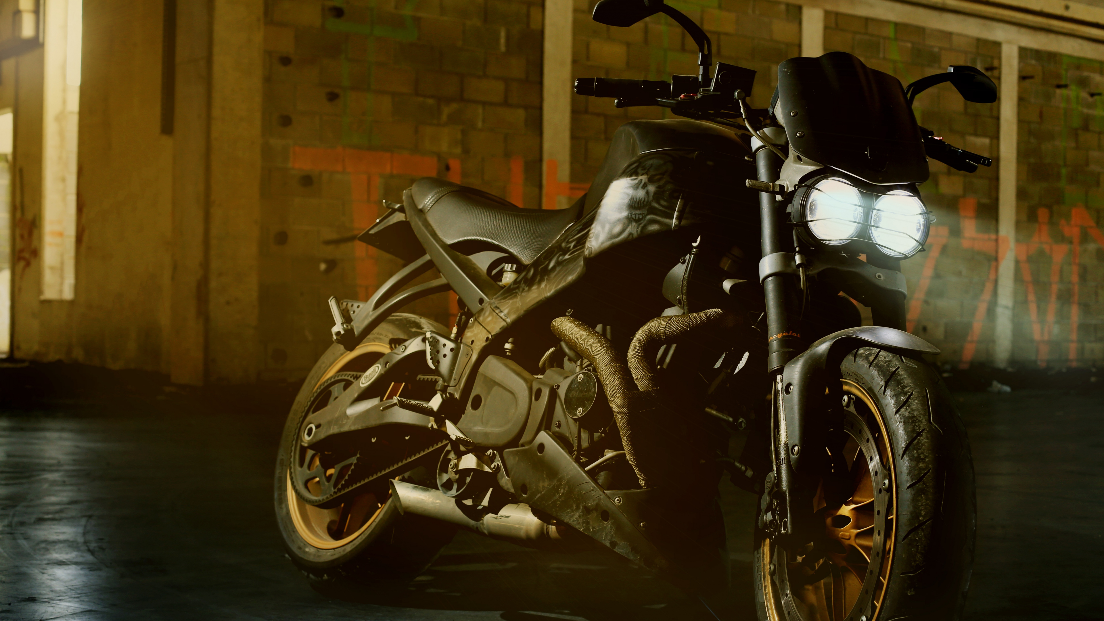 Moto Noire et Argentée Garée à Côté D'un Mur de Briques Brunes. Wallpaper in 3840x2160 Resolution