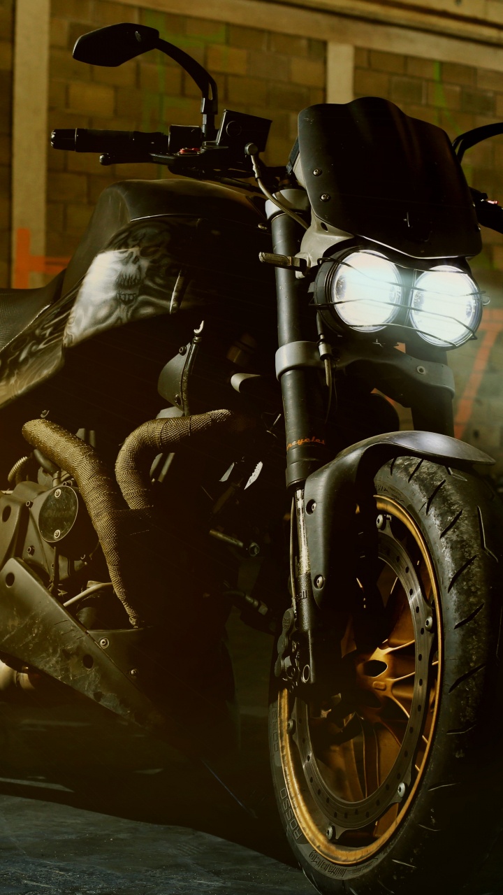 Moto Noire et Argentée Garée à Côté D'un Mur de Briques Brunes. Wallpaper in 720x1280 Resolution