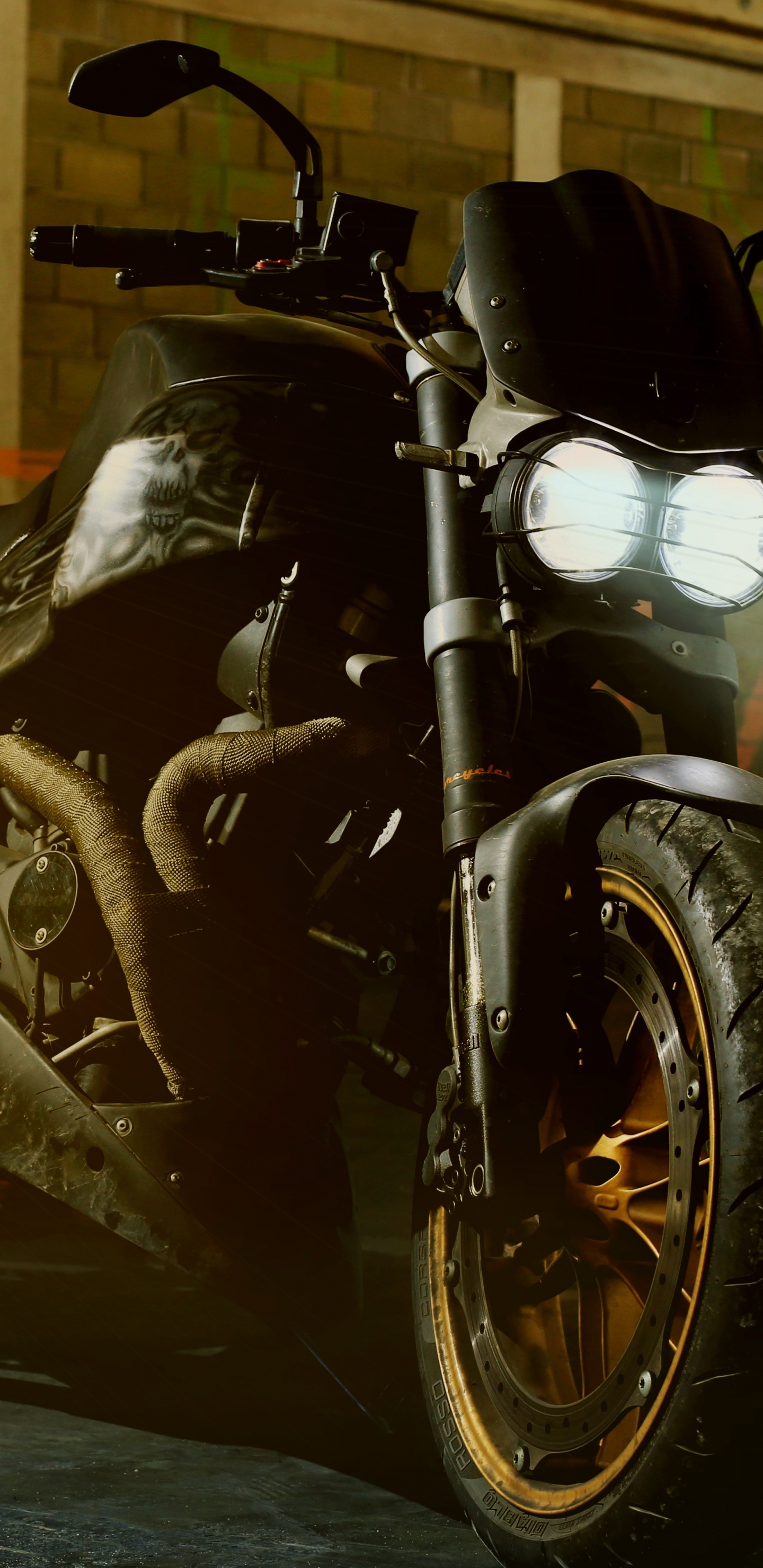 Motocicleta Negra y Plateada Estacionada Junto a Una Pared de Ladrillo Marrón. Wallpaper in 1440x2960 Resolution