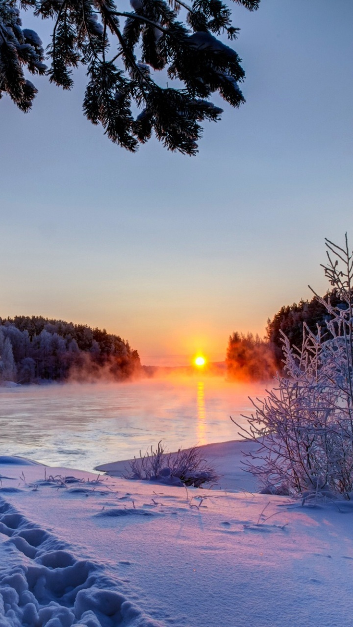 Champ Couvert de Neige au Coucher du Soleil. Wallpaper in 720x1280 Resolution