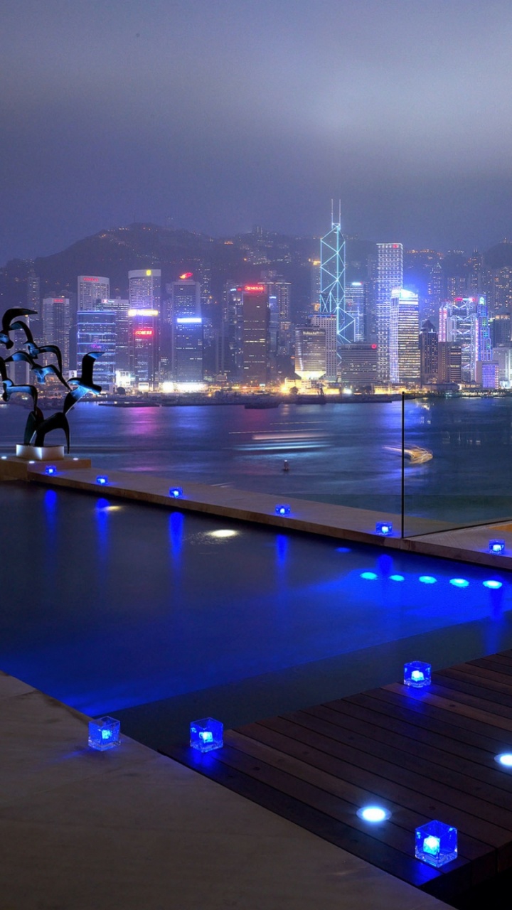 Hombre de Chaqueta y Pantalón Negro Caminando Sobre la Acera Durante la Noche. Wallpaper in 720x1280 Resolution