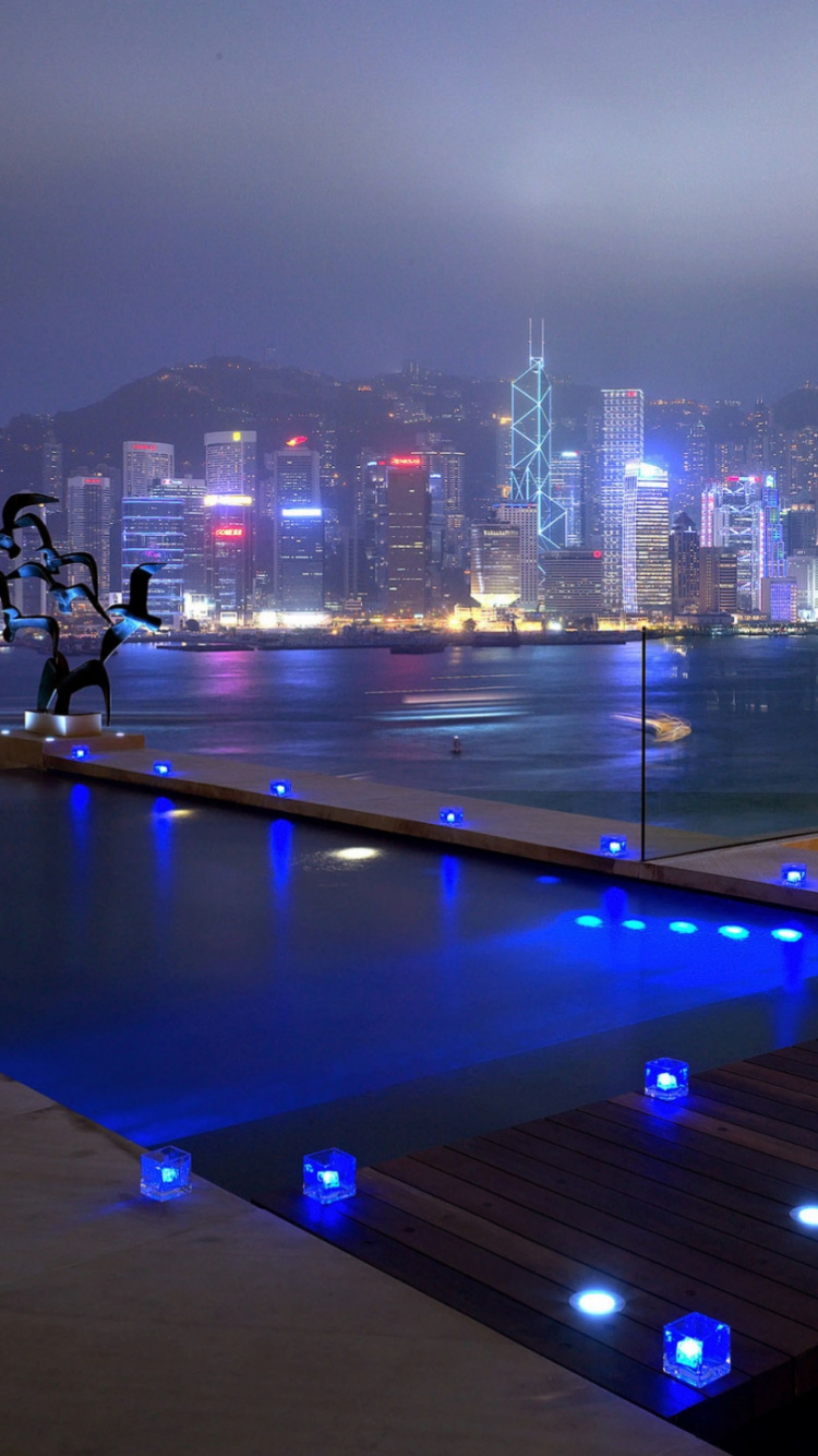 Homme en Veste Noire et Pantalon Marchant Sur le Trottoir Pendant la Nuit. Wallpaper in 750x1334 Resolution