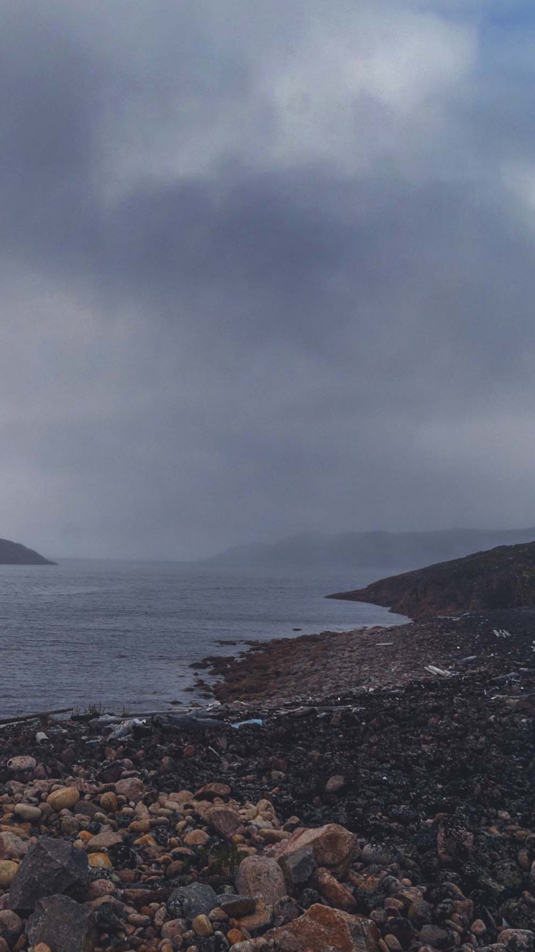 Gewässer in Der Nähe Des Berges Unter Bewölktem Himmel Tagsüber. Wallpaper in 750x1334 Resolution